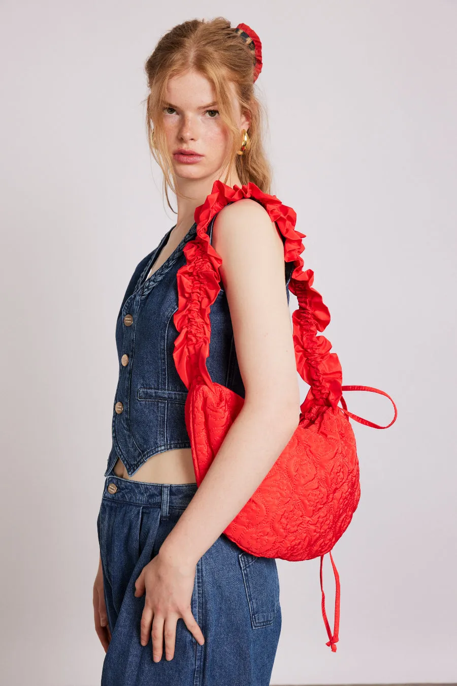 quilted daisy ruched kidney bag - red