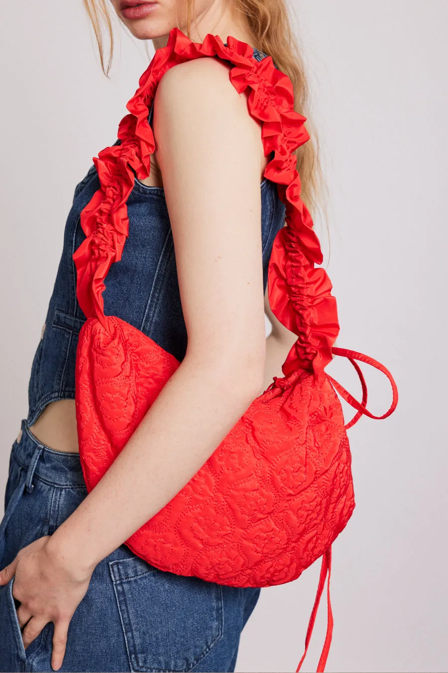 quilted daisy ruched kidney bag - red